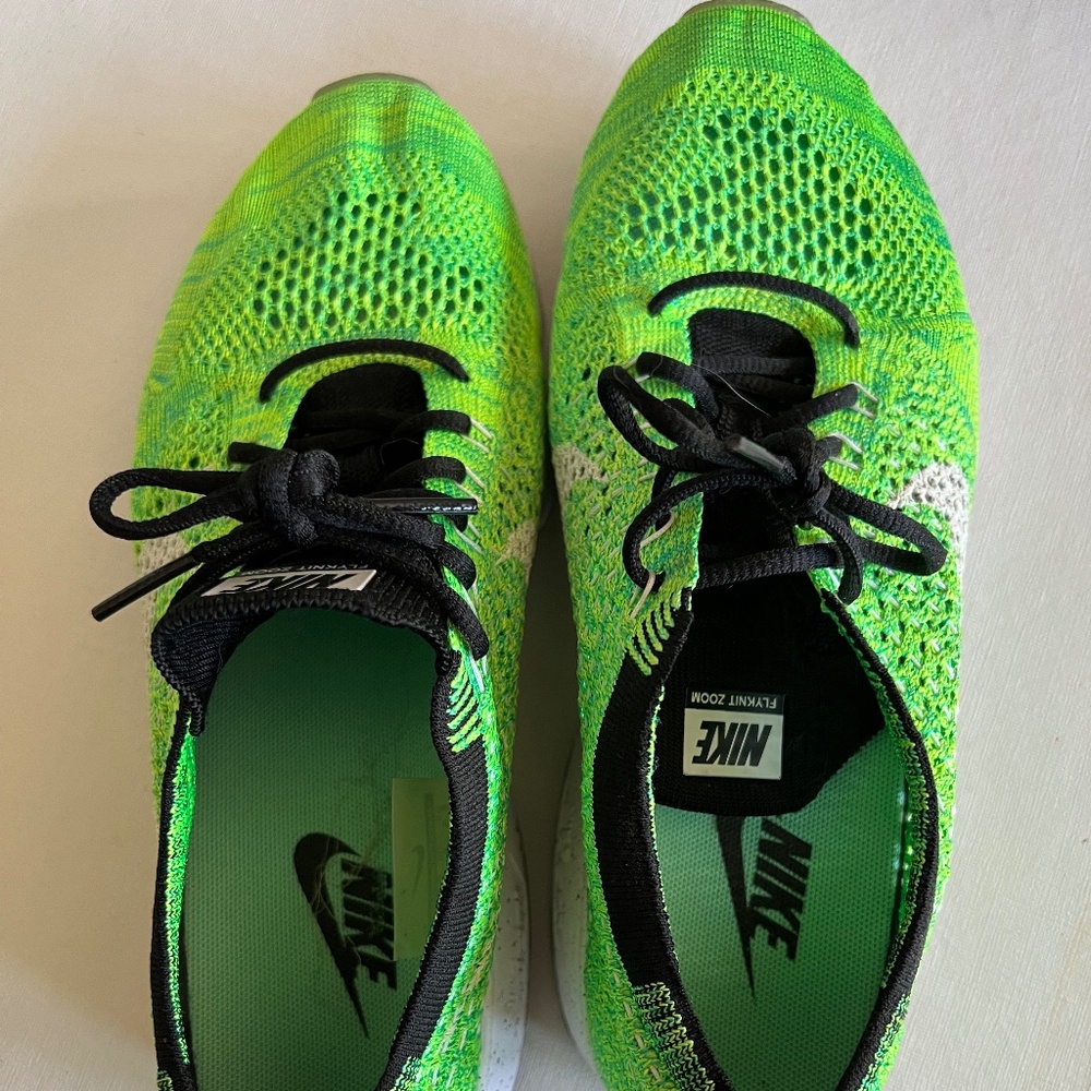 Size 8.5 Nike Green Gymn Shoe - Flyknit zoom